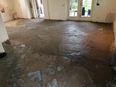 Opvullen gaten in ondervloer.