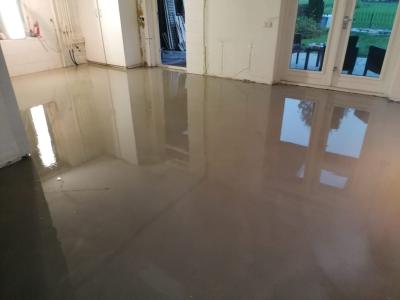 Vloer geegaliseerd met egaline.